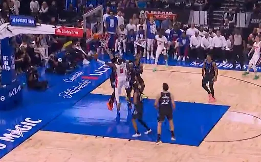 开云体育-勒韦尔突破低手上篮打进，活塞打出一波15-5反超魔术